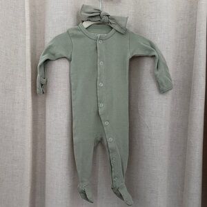 L’ovedBaby Organic Cotton Sage Green Snap Footies with Bow 0-3M